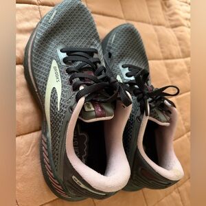 Brooks Women's Adrenaline GTS22 Running Shoes, Black/Gray/Pink, like new, Size 8